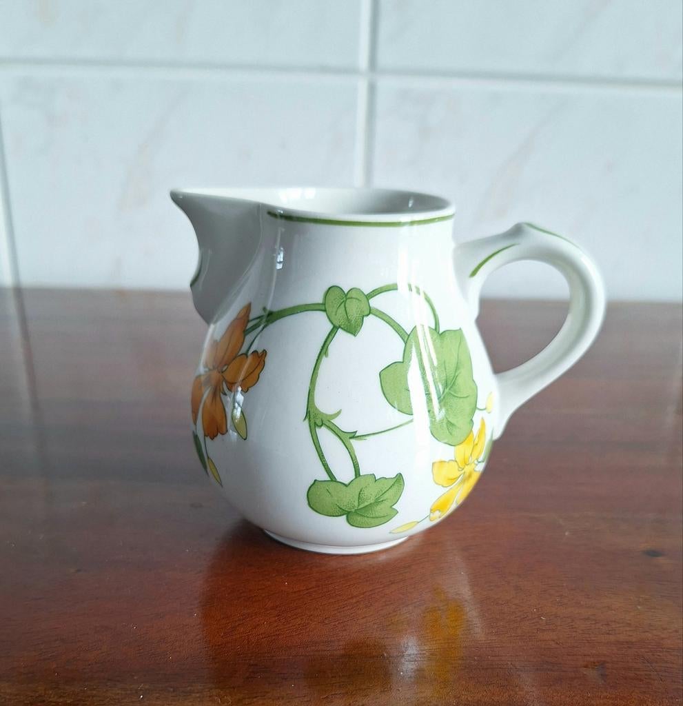 Villeroy&Boch vitro porseleinen roomkannetje. Type Geranium., Huis en Inrichting, Keuken | Servies, Ophalen of Verzenden, Zo goed als nieuw