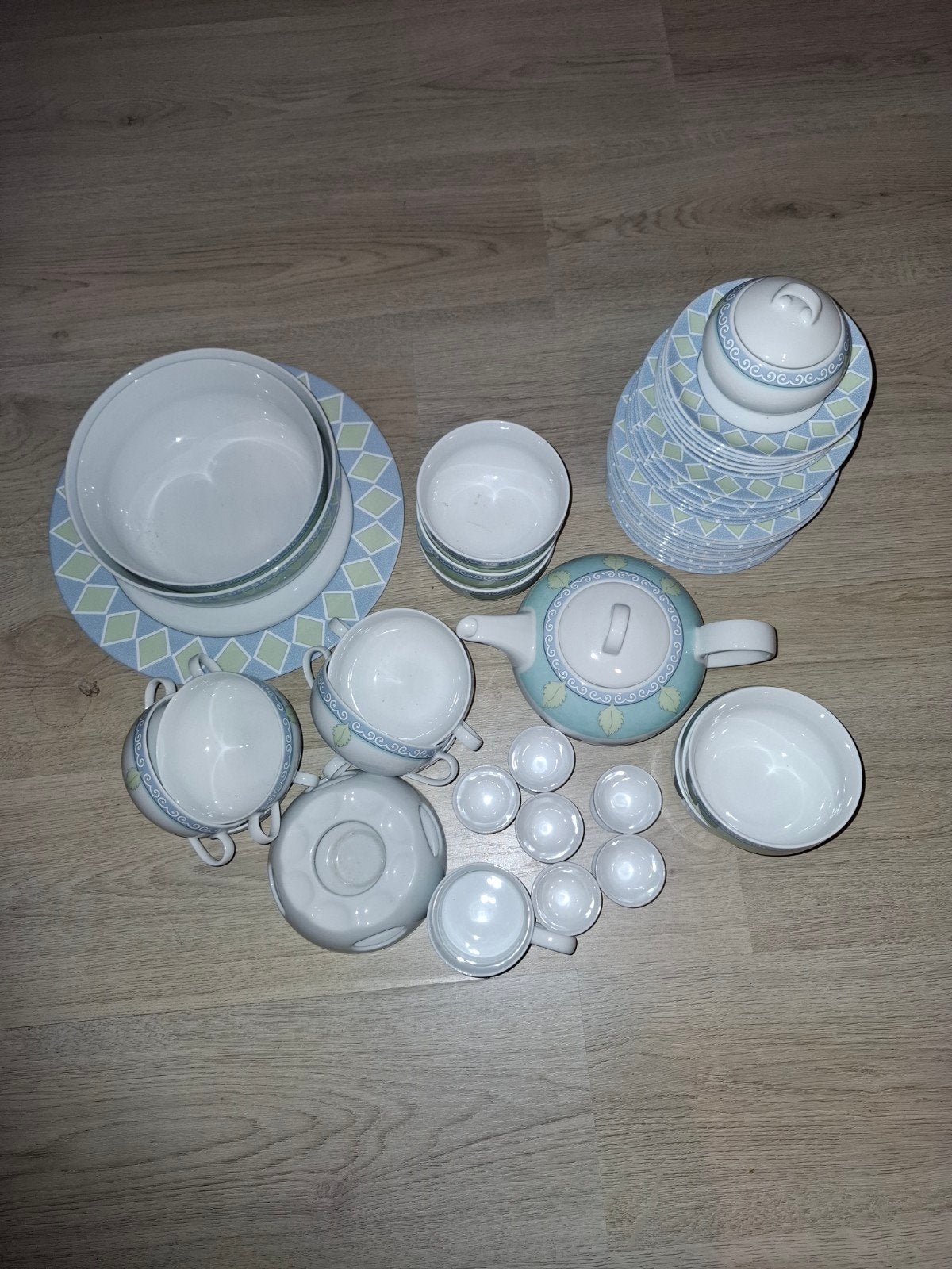 Compleet eet- en ontbijtservies, Ophalen, Gebruikt, Keramiek, Modern