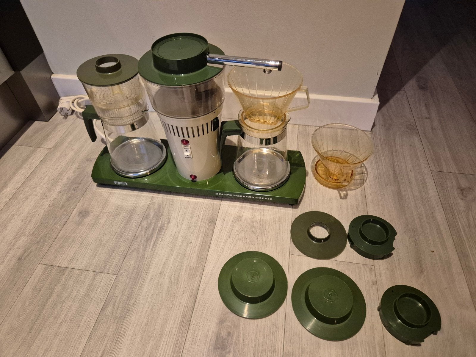 Vintage Technivorm Moccamaster 692 Twin-Set Douwe Egberts, Gebruikt, 10 kopjes of meer, Koffiemachine, Gemalen koffie