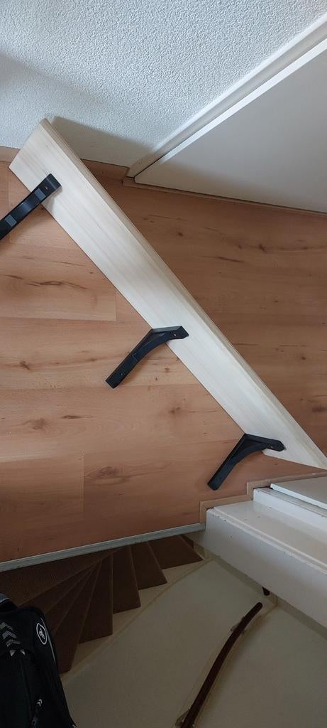 Houten plank met zwarte beugels, Ophalen, Zo goed als nieuw