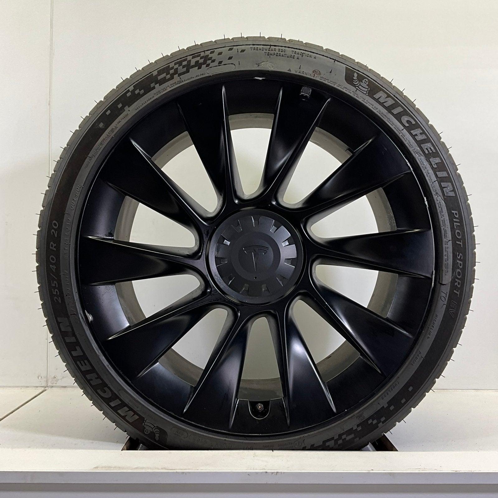 TESLA MODEL Y INDUCTION ZOMERBANDEN SET VELGEN 20 INCH, Gebruikt, 255 mm, Banden en Velgen, Personenwagen