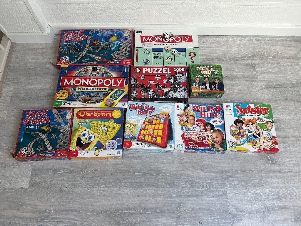 Diverse spellen zoals monopoly, twister, wie is het etc, Vijf spelers of meer, Ophalen, Zo goed als nieuw