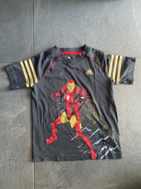 GRATIS Iron Man T-shirt Adidas maat 122, Ophalen of Verzenden, Gebruikt, Jongen, Shirt of Longsleeve