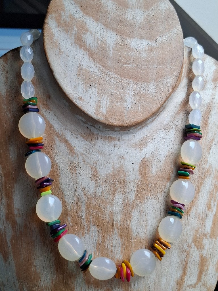 Super aparte ketting kunststof/schelp, Ophalen of Verzenden, Zo goed als nieuw, Overige kleuren, Overige materialen
