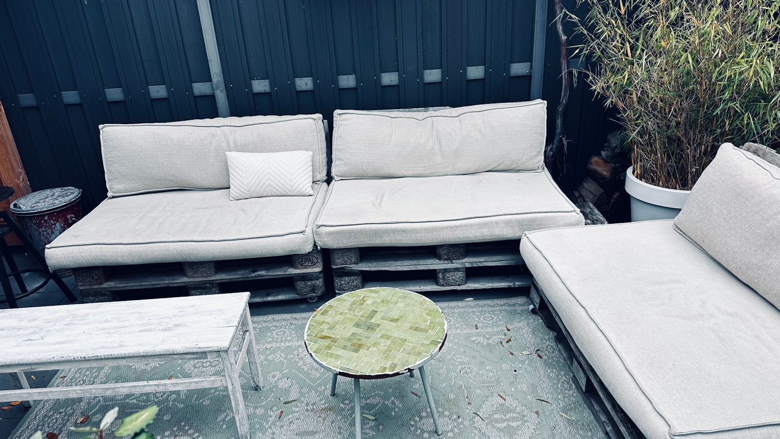 Gratis af te halen: drie palletbanken met kussens, Ophalen, Gebruikt, 6 zitplaatsen, Steigerhout