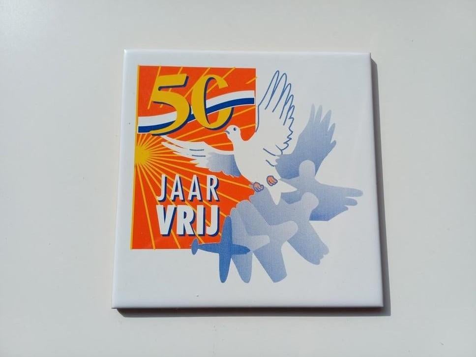 Tegeltje 50 Jaar Vrij - Bevrijding Nederland, Antiek en Kunst, Antiek | Wandborden en Tegels, Ophalen of Verzenden