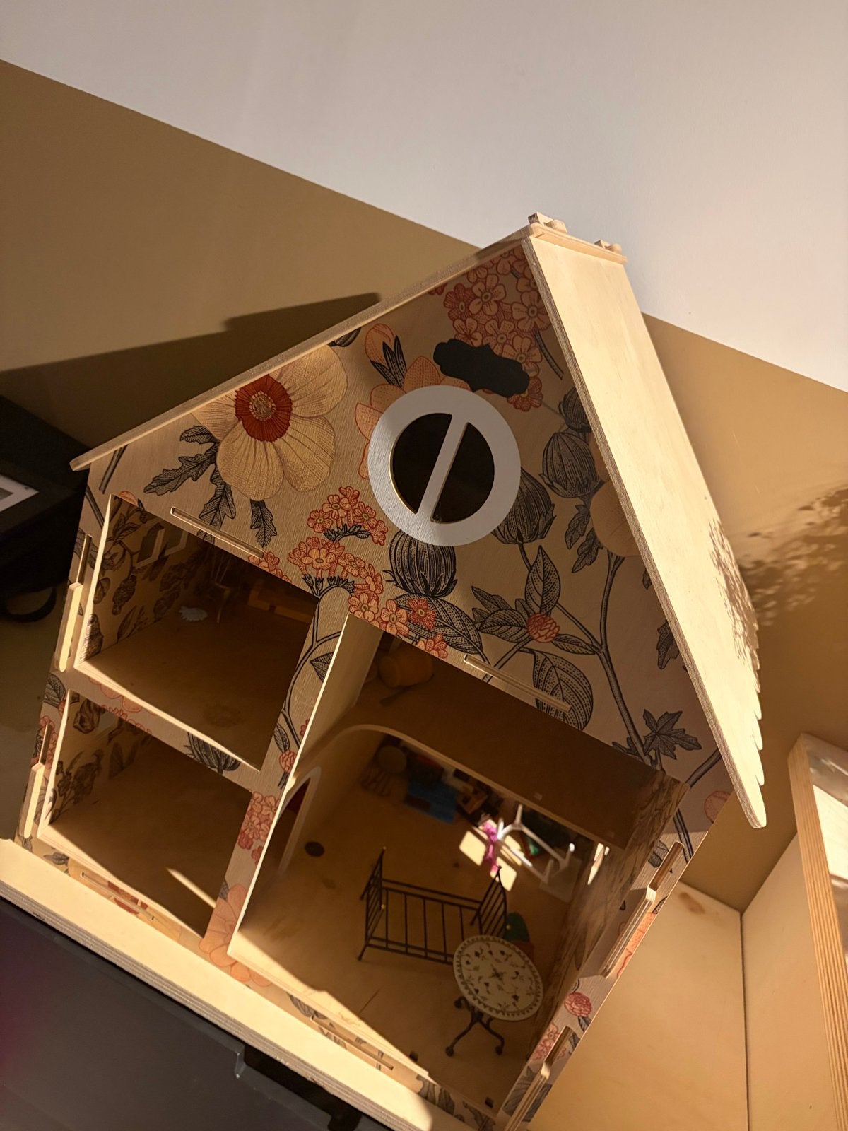Mooi houten poppenhuis / muizenhuis met bloemenprint, Kinderen en Baby's, Ophalen of Verzenden, Zo goed als nieuw, Poppenhuis