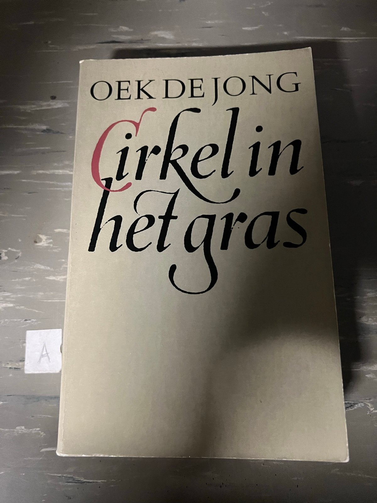 Oek de Jong - Cirkel in het gras (Roman), Boeken, Ophalen of Verzenden, Gelezen, Nederland