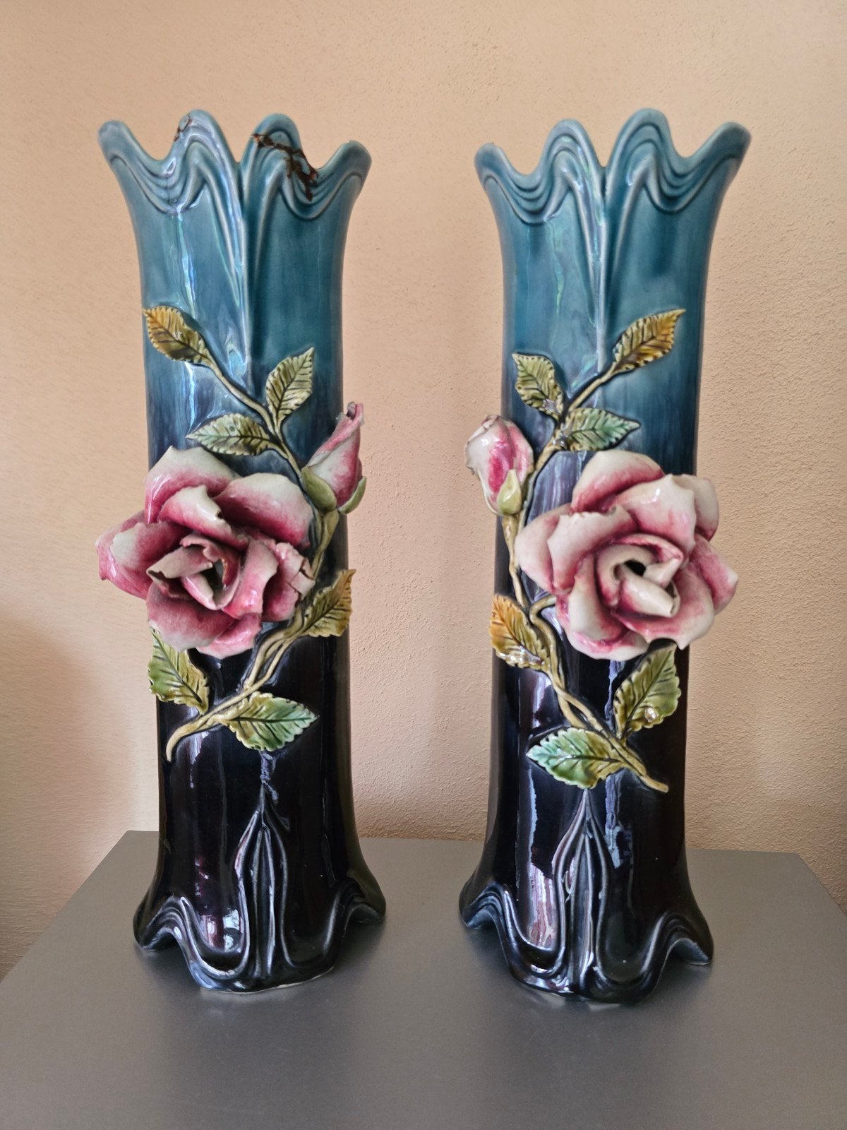 Antieke Art Noveau Barbotine keramiek vazen met rozen., Antiek en Kunst, Ophalen of Verzenden