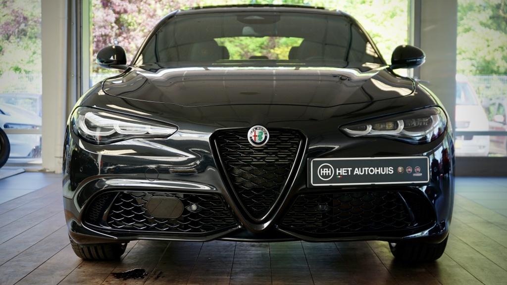 Alfa Romeo Giulia 2.0 T GME AWD Veloce Intensa | 280 pk | Ha, Automaat, 745 kg, Euro 6, Zwart