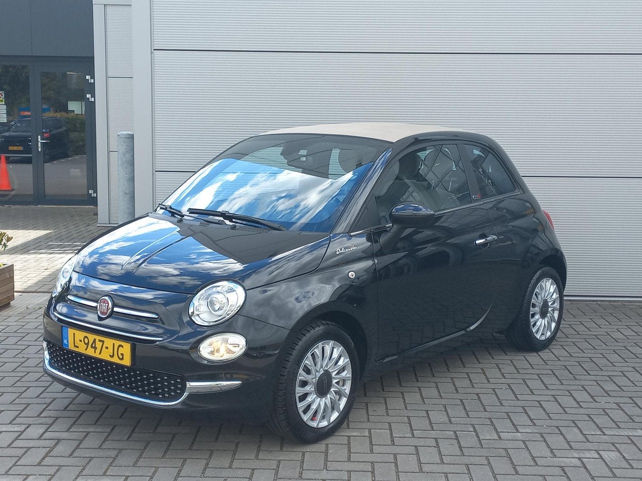 Fiat 500C Cabrio 1.0 Hybrid Dolcevita | Beige dak en bekledi, Auto's, Voorwielaandrijving, Cabriolet, 4 stoelen, Zwart