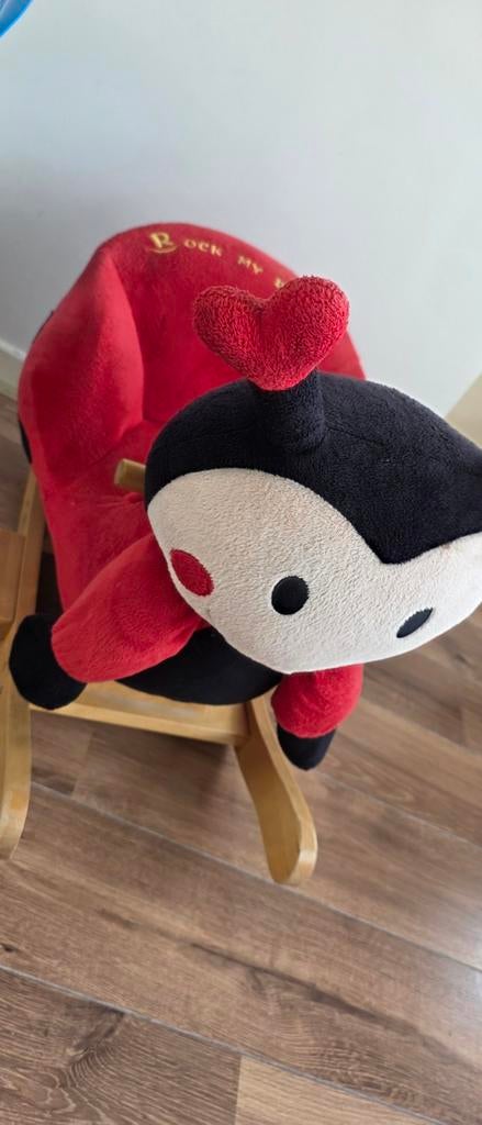 Rood met zwart hobbelpaardje, Ophalen