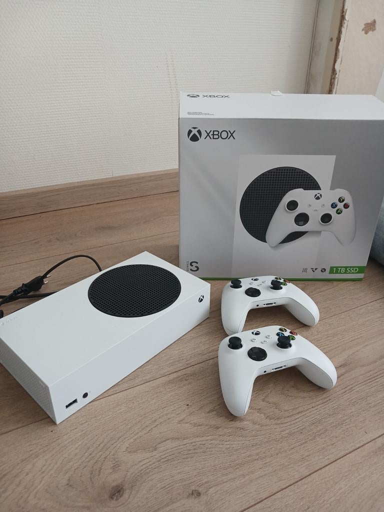 Xbox Series S 1TB SSD met 2 controllers, Spelcomputers en Games, Spelcomputers | Xbox Series X en S, Ophalen of Verzenden, Zo goed als nieuw