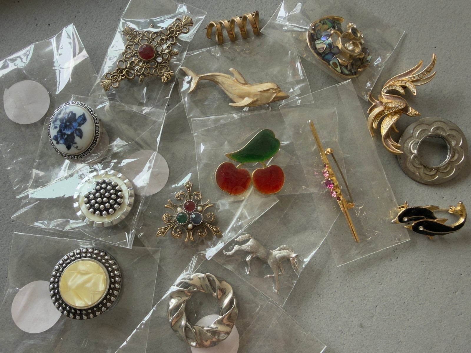 Diverse broches en sjaal klemmetjes, los of als partij !, Ophalen of Verzenden, Gebruikt, Overige kleuren, Overige materialen