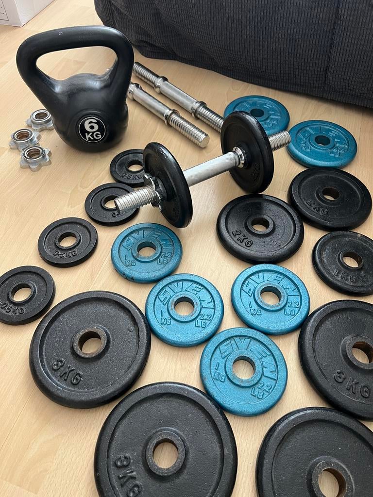 Dumbbell set met halterschijven en kettlebell, Sport en Fitness, Fitnessmaterialen, Ophalen, Zo goed als nieuw, Armen, Dumbbell