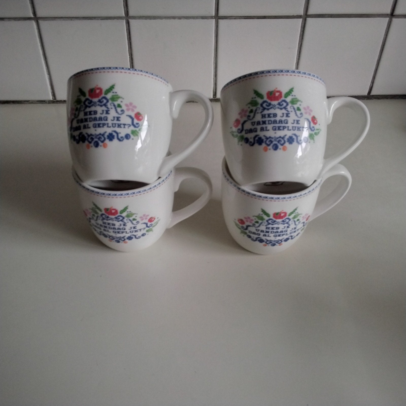 4 mokken Ronald Mac Donald  yvon, Ophalen of Verzenden, Zo goed als nieuw, Overige stijlen, Kop(pen) en/of Schotel(s)
