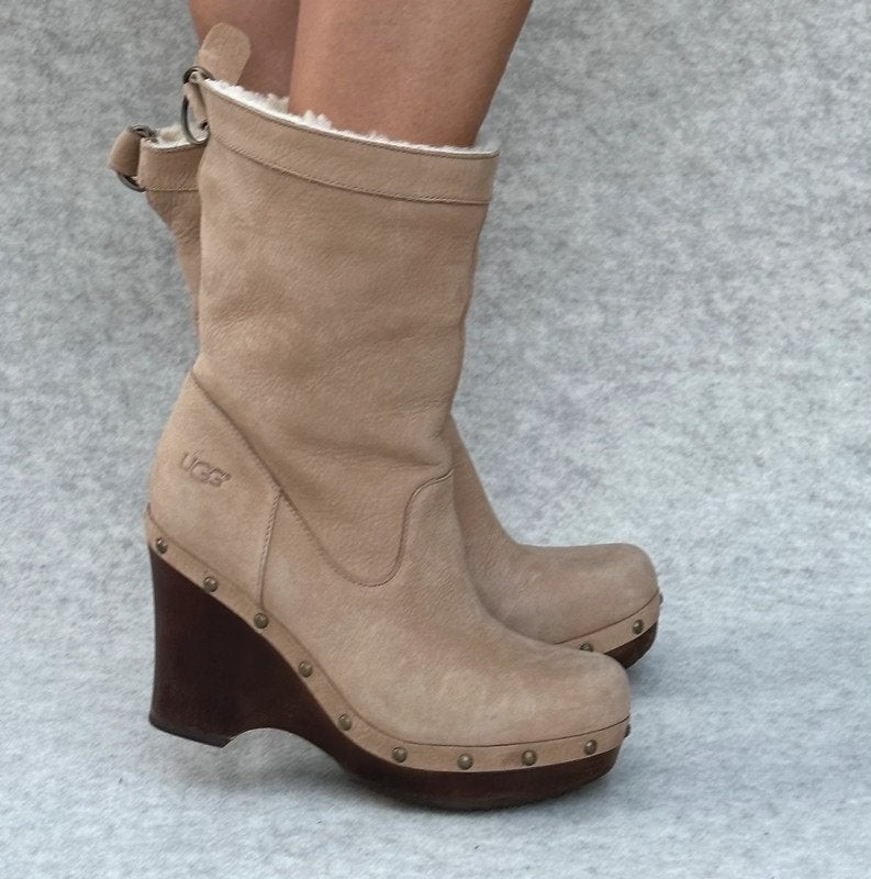 Ugg Carnegie Wedge Boots Maat 39 Leer Hak 8cm Plateau 2cm, Hoge laarzen, Beige, Ophalen of Verzenden, Zo goed als nieuw