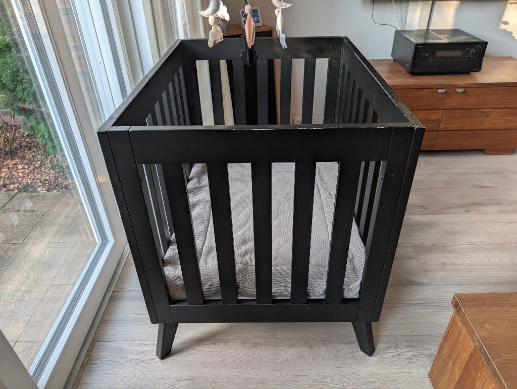 Zwarte box met mobiel - Zo goed als nieuw, Kinderen en Baby's, Boxen, Ophalen, Gebruikt, Vierkant, In hoogte verstelbaar