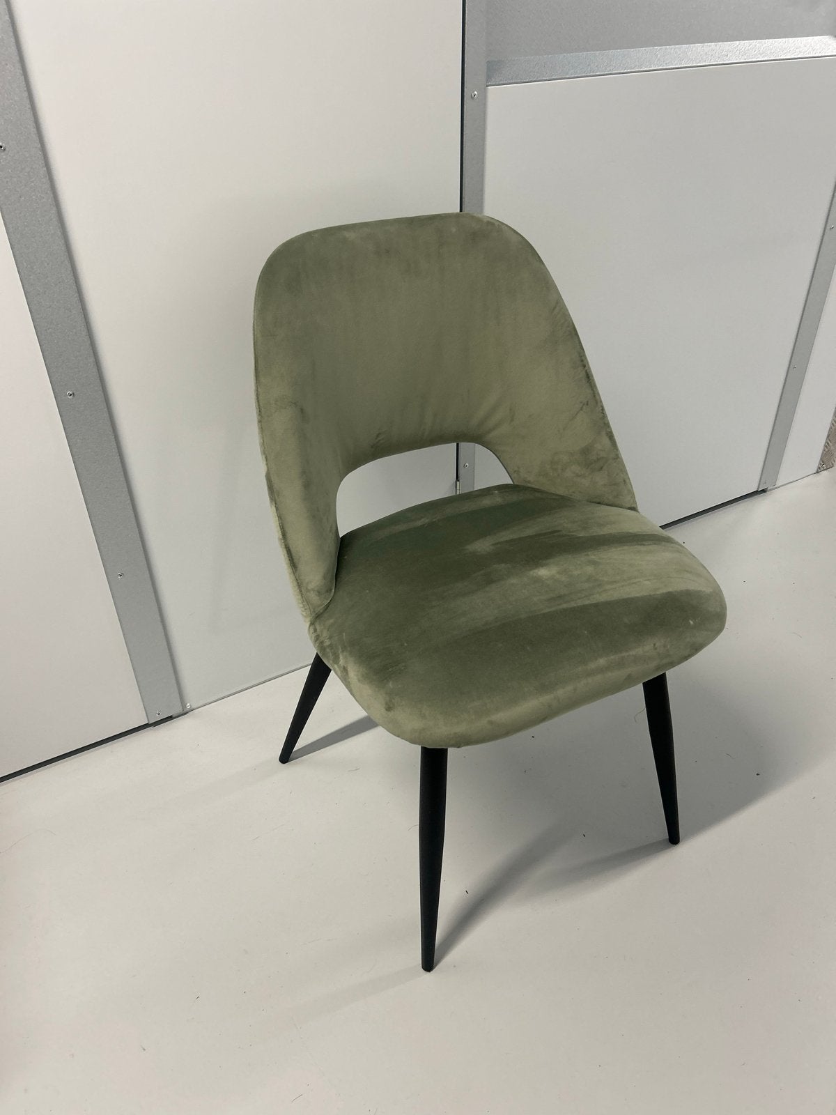 4 Kwantum eetkamerstoelen saliegroen met zwarte poten, Huis en Inrichting, Stoelen, Ophalen, Overige kleuren, Zo goed als nieuw