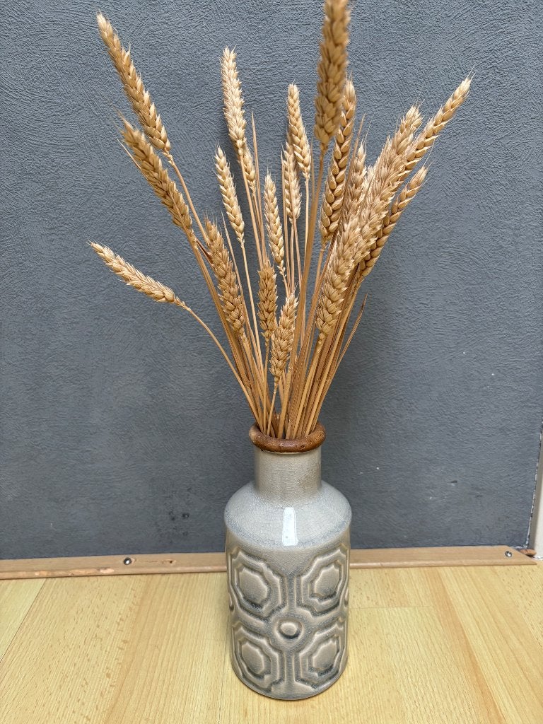 Leuk vintage look vaasje grijs met korenaren, Ophalen of Verzenden, Gebruikt, Grijs, Steen/keramiek
