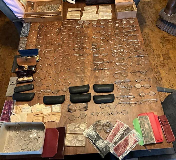 Plus minus 150 antieke brillenframes, glazen en hoesjes 1920, Ophalen of Verzenden
