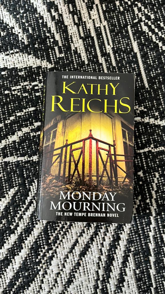 Boek Monday mourning te koop, Ophalen of Verzenden, Zo goed als nieuw