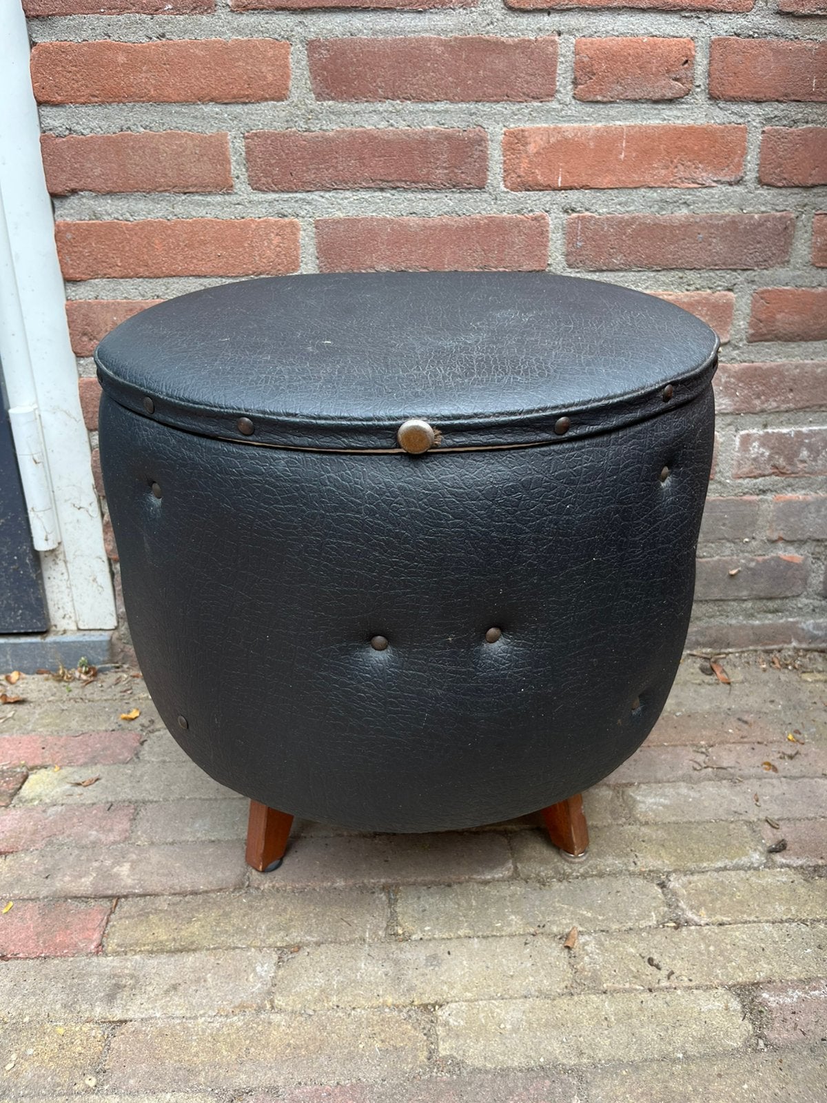 Vintage naaipoef, Ophalen, Minder dan 50 cm, Leer, Zo goed als nieuw