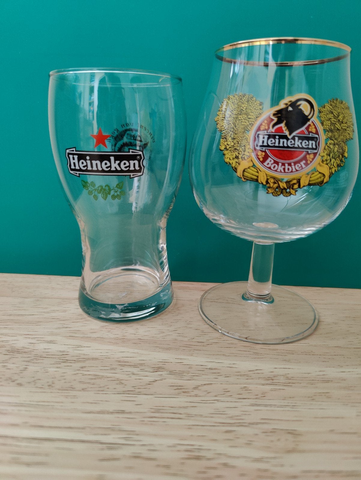 Twee speciale bierglazen, één bokbier en één met Van Gogh, Verzamelen, Biermerken, Verzenden, Zo goed als nieuw, Glas of Glazen