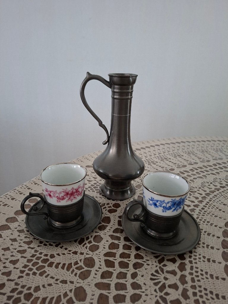 Vintage tinnen set met porseleinen kopjes, Ophalen of Verzenden