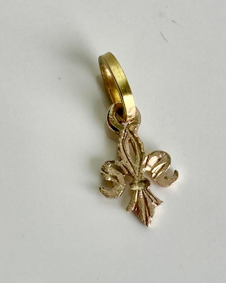 18 krt gouden hanger of bedel Fleur de Lis, Overige merken, ., Ophalen of Verzenden, Zo goed als nieuw