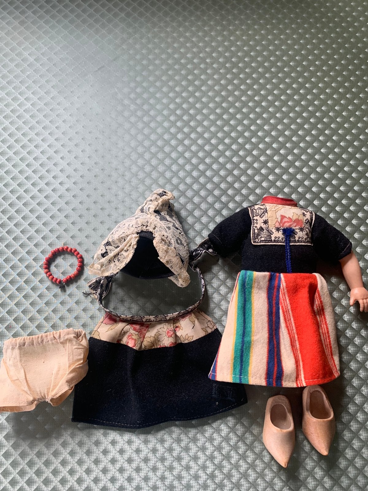 Klederdracht poppenkleren oa v Lassie Toverrijst poppen, Ophalen of Verzenden, Gebruikt, Kleertjes