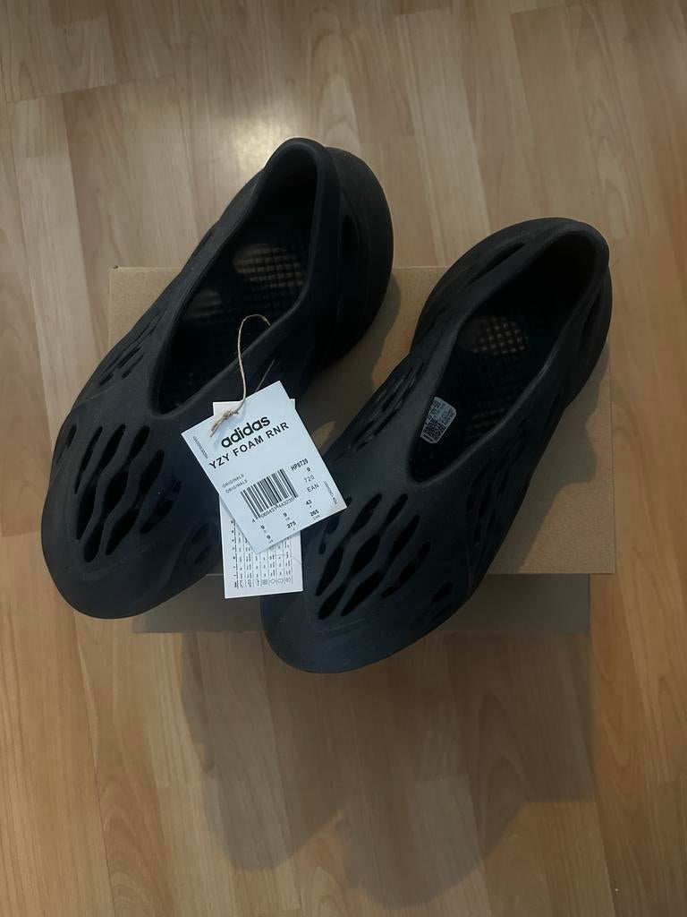 Yeezy Foam Runners Maat 43 - Nieuw en Origineel, Kleding | Heren, Schoenen, Ophalen of Verzenden, Nieuw, Zwart, Slippers