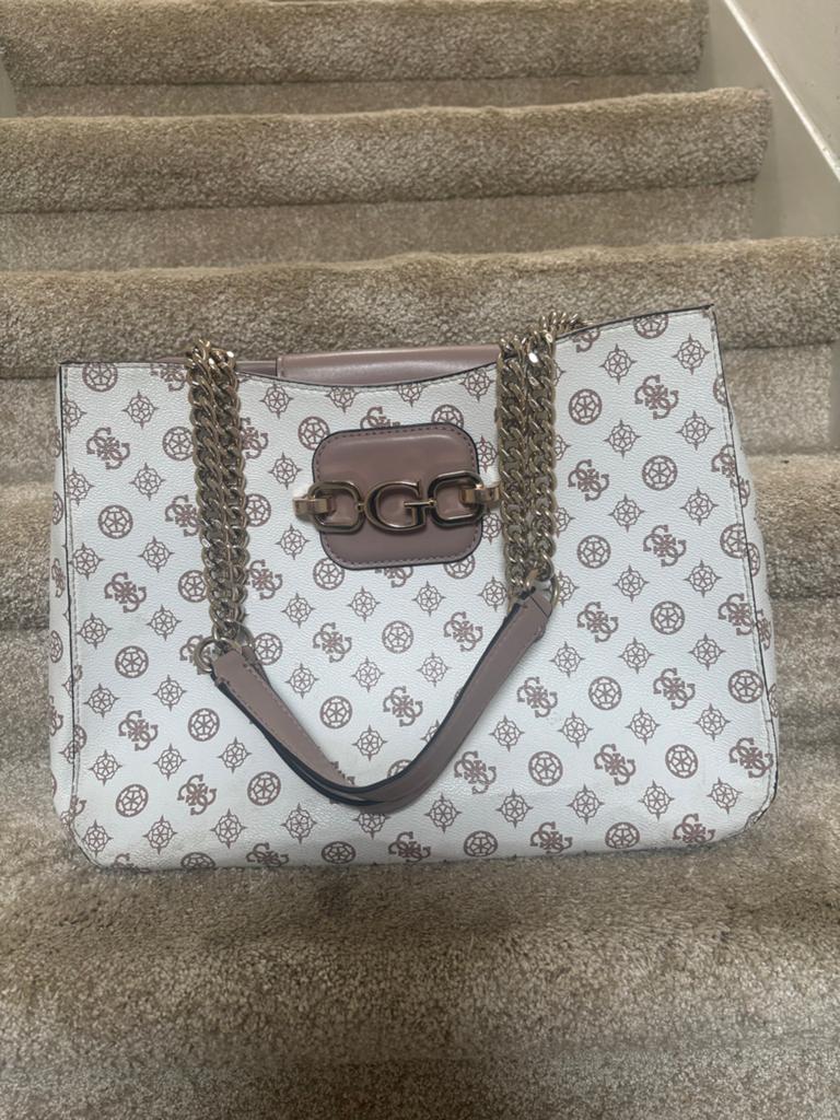 Stijlvolle Guess Handtas met Monogram en Gouden Details, Ophalen of Verzenden, Gebruikt, Beige, Shopper