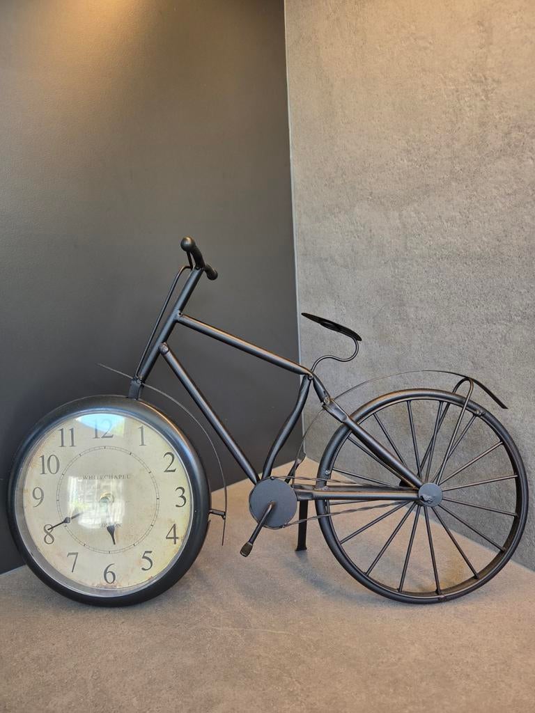 Unieke fietsklok - Decoratieve tafelklok in fietsvorm, Ophalen of Verzenden, Gebruikt, Analoog, Wekker of Tafelklok