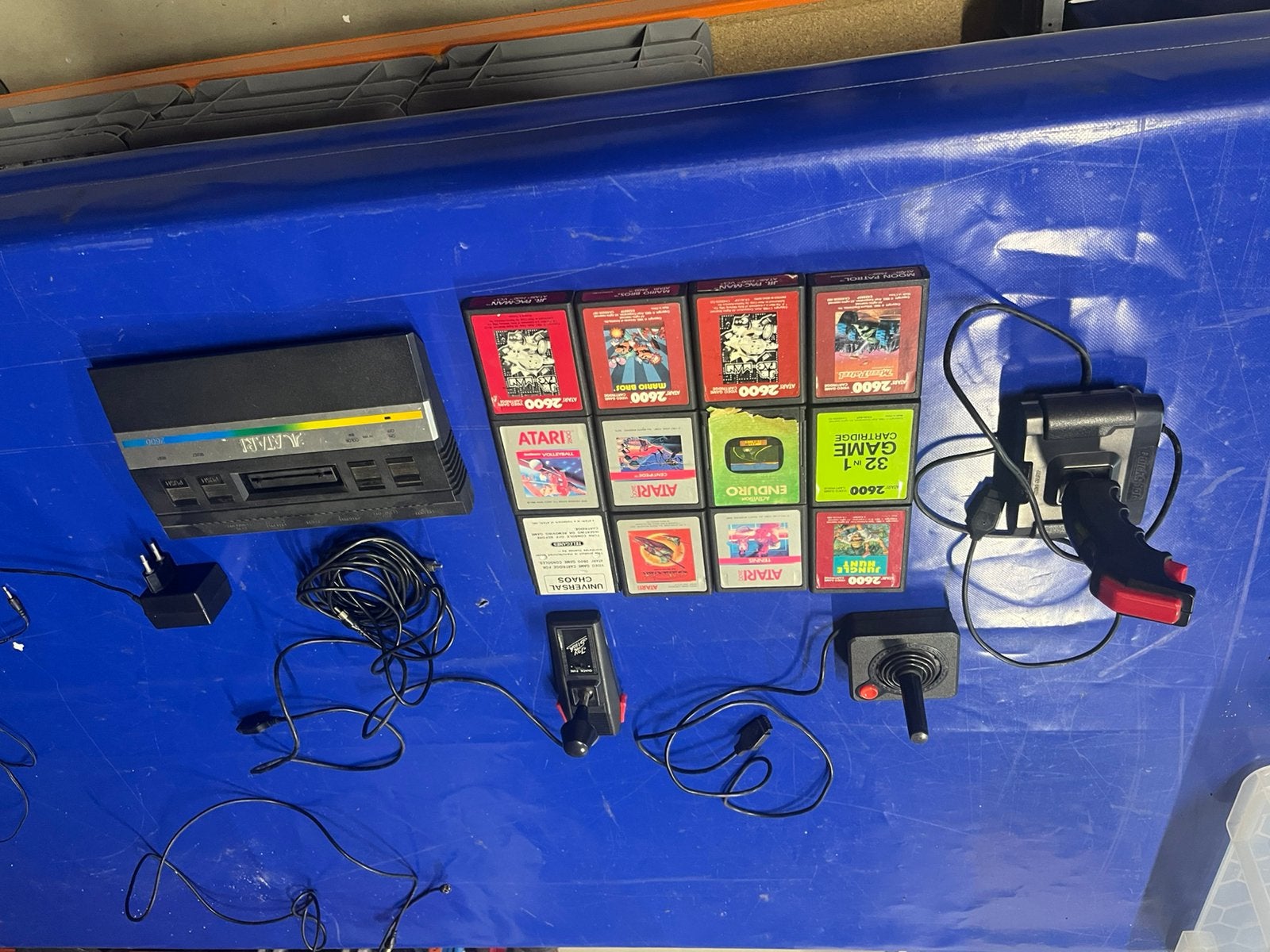 Atari spelcomputer compleet met 12 spellen div controllers, Spelcomputers en Games, Spelcomputers | Atari, Ophalen of Verzenden