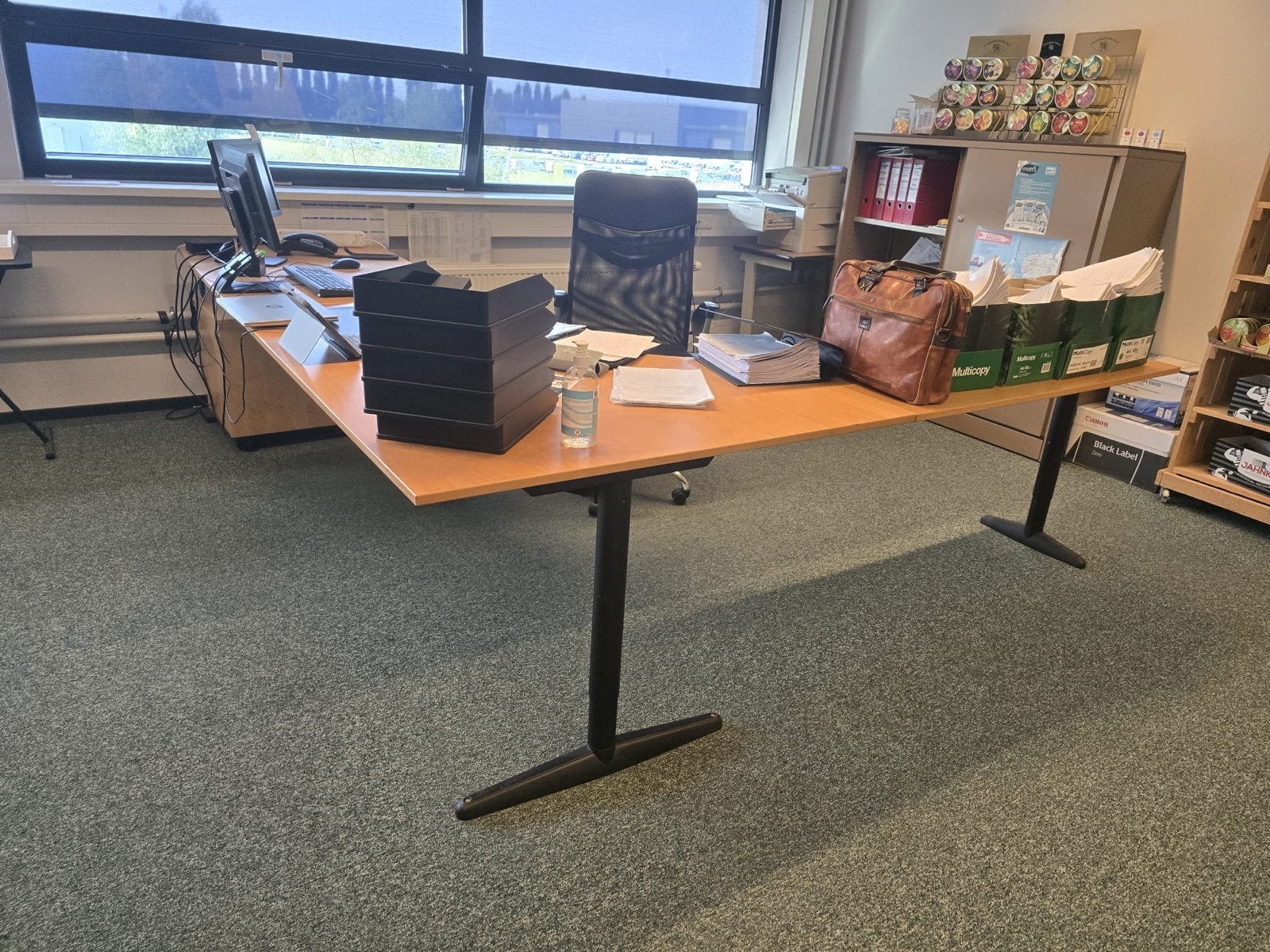Ruim hoekbureau met veel werkruimte, Ophalen, Gebruikt, Hout, Hoekbureau