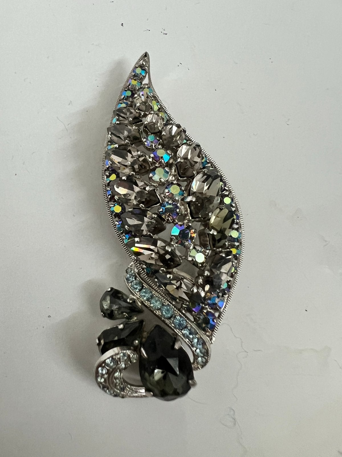 Vintage kostuum Broche met Grijze en Iriserende Kristallen, Met kristal, Overige materialen, Gebruikt, Ophalen of Verzenden