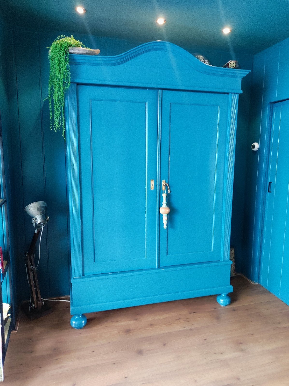 Grenen houten servieskast petrol blauw, Ophalen, Gebruikt