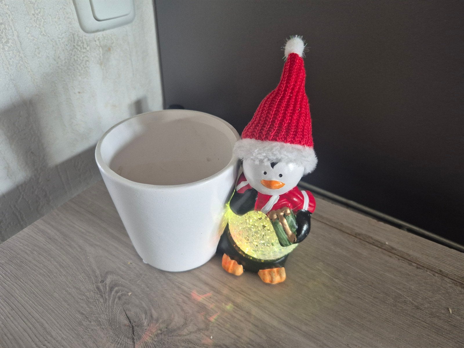 kerstbloempot met pinquin, Ophalen of Verzenden, Zo goed als nieuw