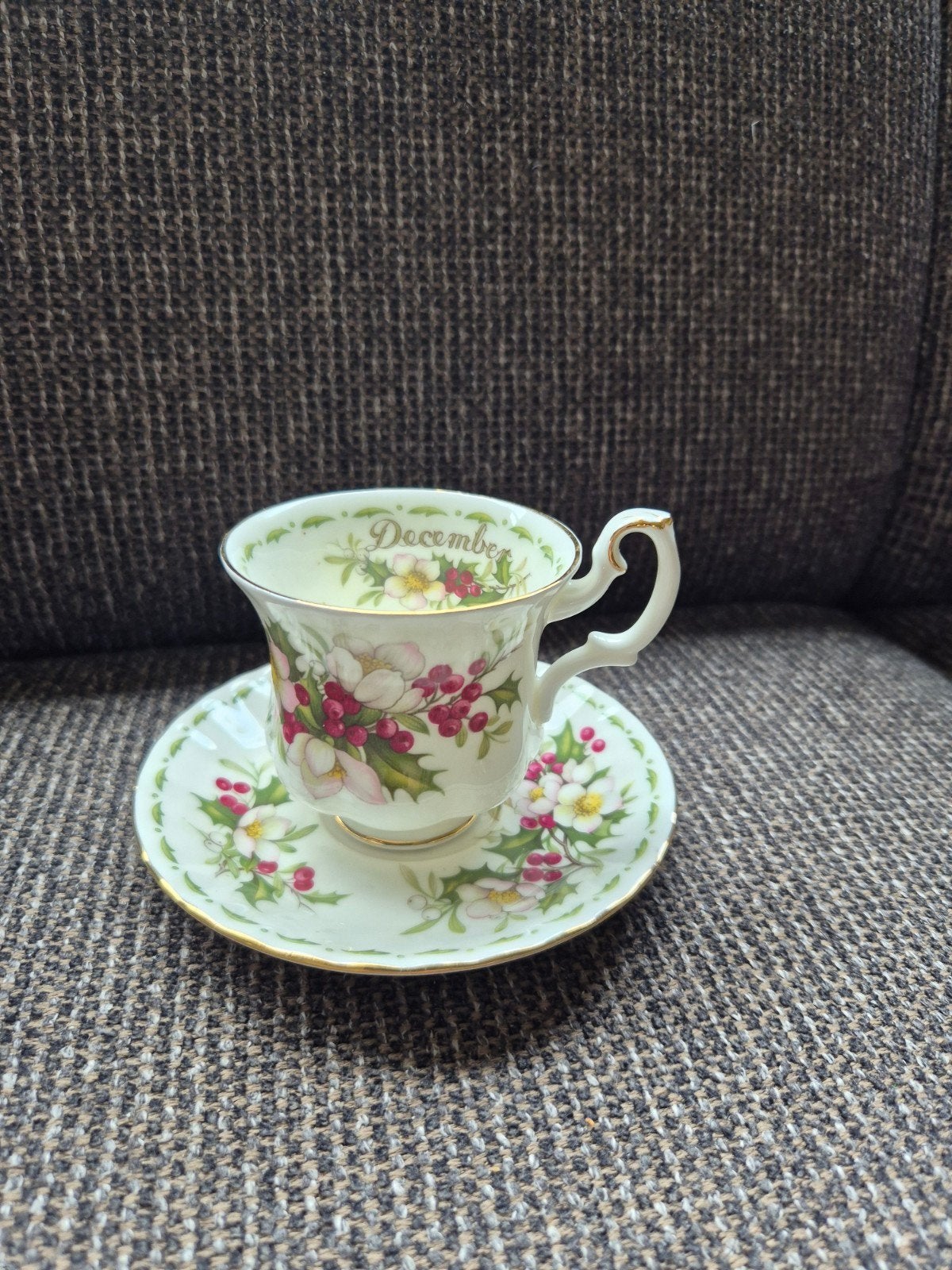 Royal Albert Flower of the Month December kop en schotel, Ophalen of Verzenden