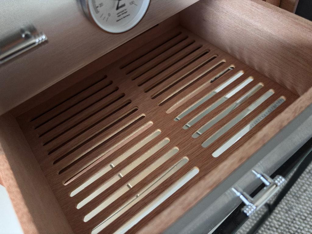 Adorini humidor | deluxe | cederhout | walnoot | lades, Ophalen of Verzenden, Zo goed als nieuw, Tabaksdoos of Verpakking