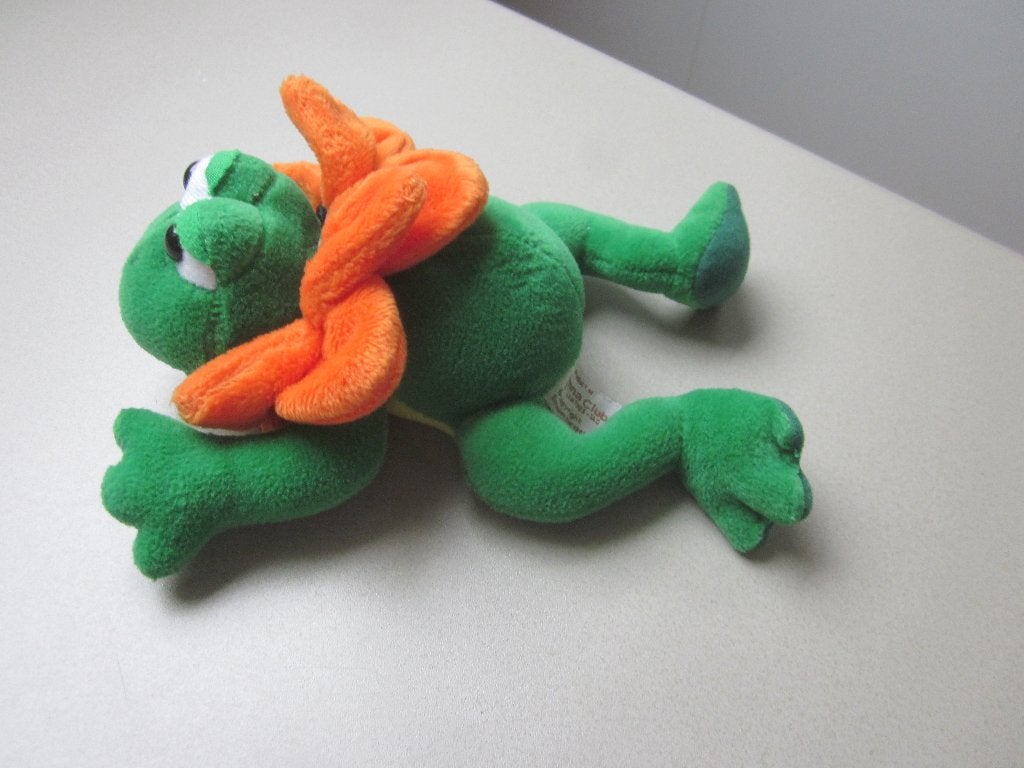 Anna Club Plush groenpluche knuffel kikker oranje bloemkraag, Kinderen en Baby's, Kikker, Groen, Overige karakters, Ophalen of Verzenden