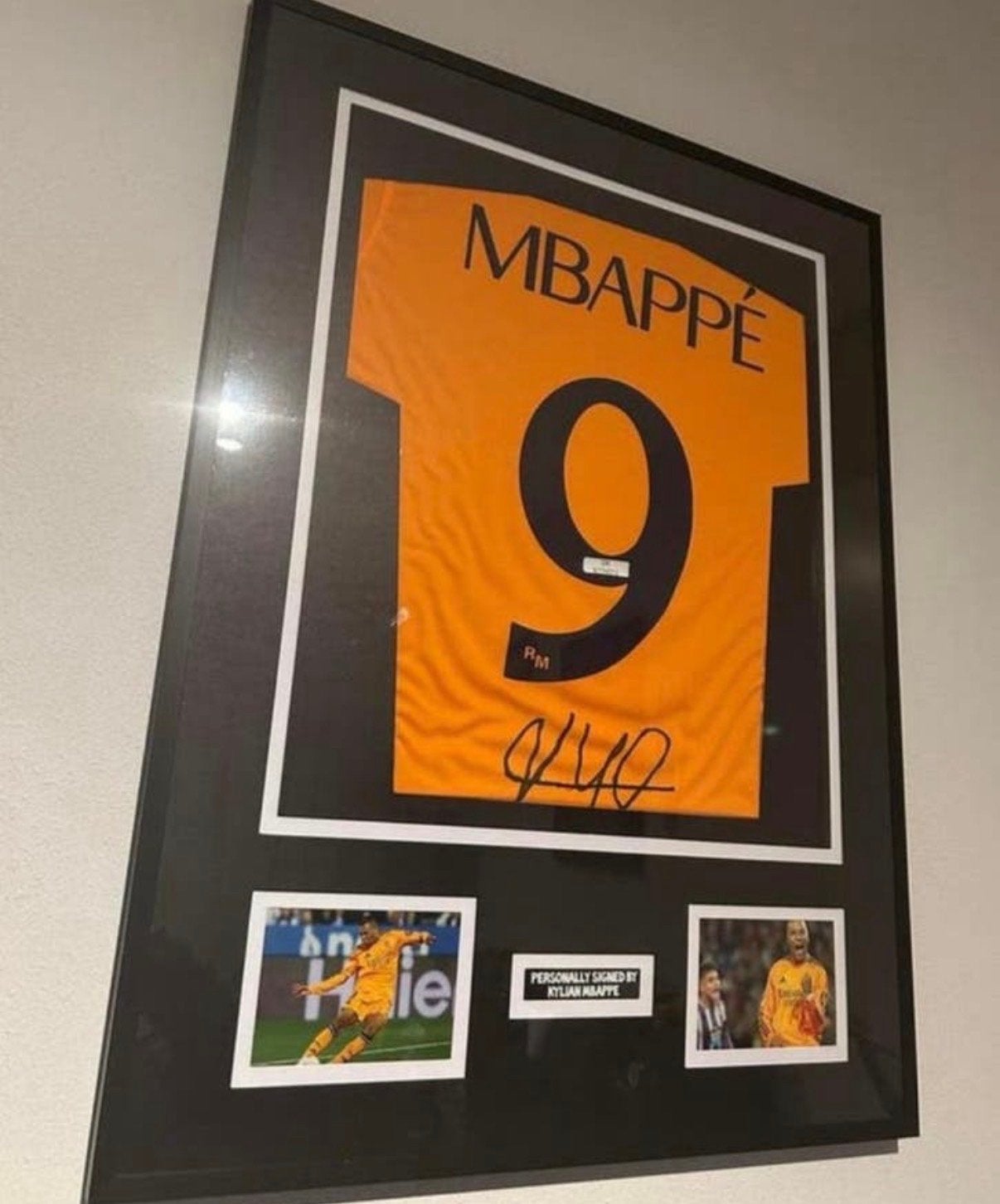 Ingelijst gesigneerd Kylian Mbappé shirt met certificaat, Ophalen of Verzenden, Zo goed als nieuw, Buitenlandse clubs, Shirt