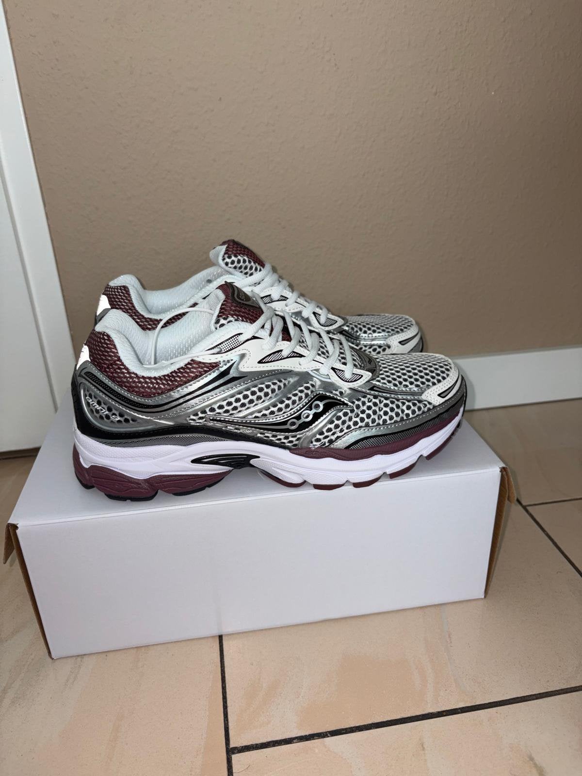 Saucony Originals –bordeauxrood/wit  Nieuw maat 42, 43 en 44, Kleding | Heren, Schoenen, Nieuw, Wit, Ophalen of Verzenden