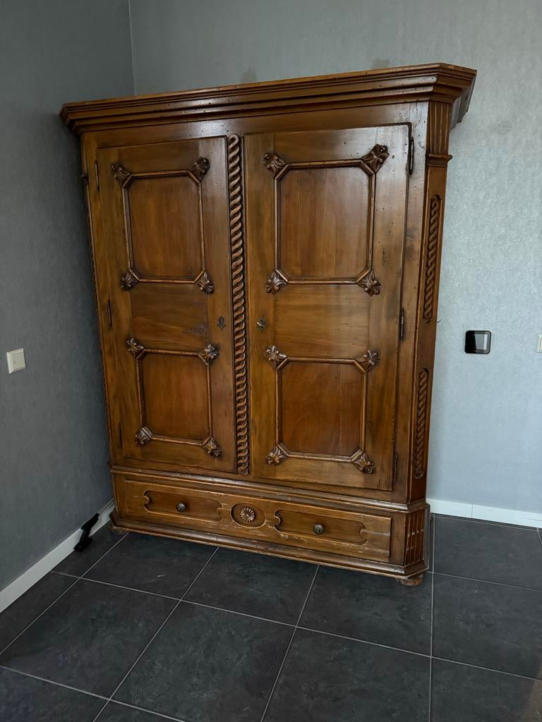 Antieke massief houten kussenkast, Ophalen