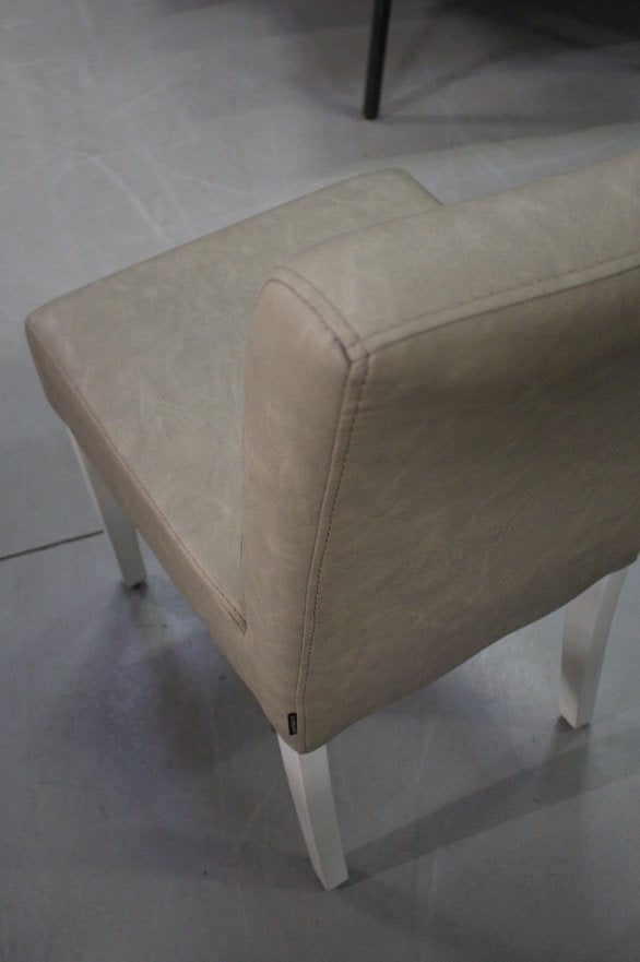 Leuke eetkamerstoel keukenstoel Lola beige kunstleer (15x), Ophalen, Zo goed als nieuw, Leer, Vijf, Zes of meer stoelen