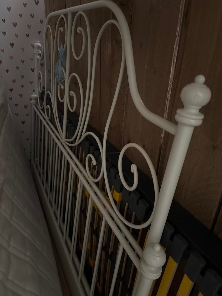 IKEA STJÄRNÖ bed wit met lattenbodems en matras MALVIK, Huis en Inrichting, Slaapkamer | Bedden, Gebruikt, Tweepersoons, 140 cm