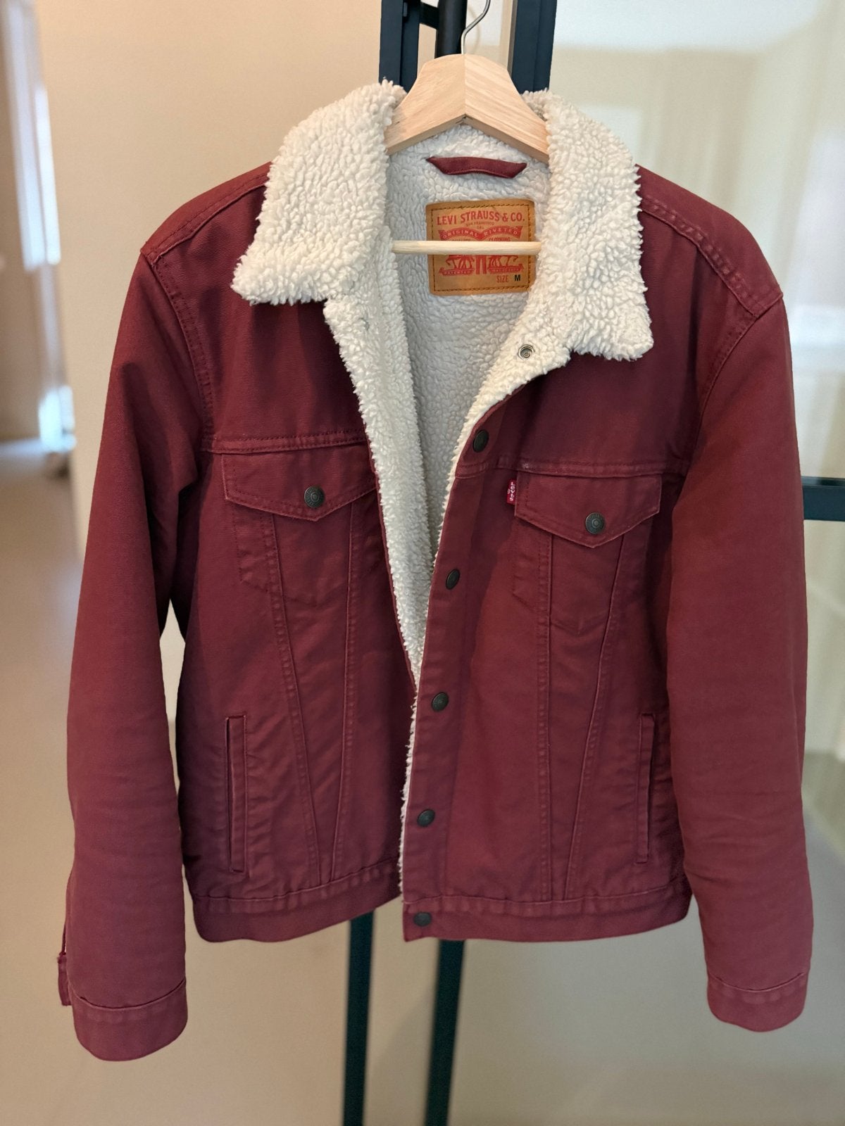Levi's Sherpa Trucker Jacket - Maat M - Bordeauxrood, Ophalen of Verzenden, Zo goed als nieuw, Maat 48/50 (M), Rood