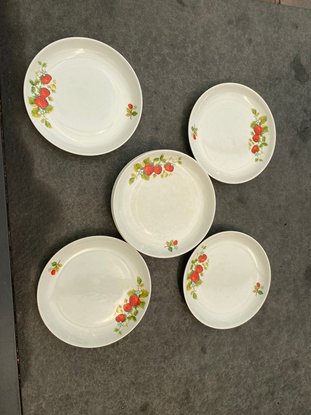 Kleine bordjes met aardbeien, Antiek en Kunst, Ophalen