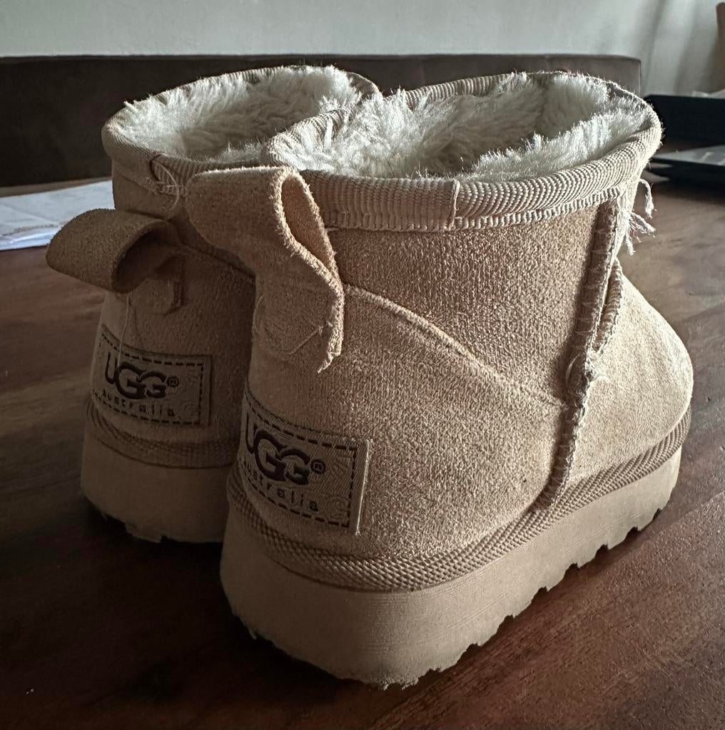 UGG laarzen maat 27 - Beige, Ophalen of Verzenden, Gebruikt, Jongen of Meisje, Laarzen